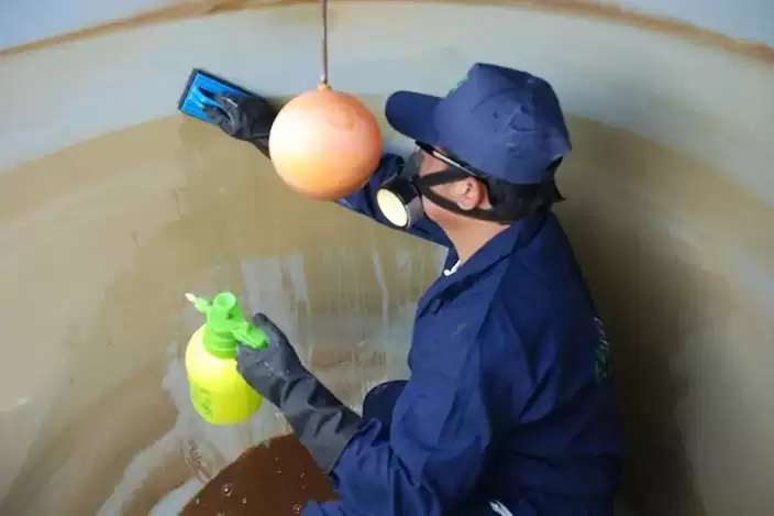 water tank cleaning